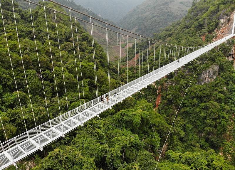 Bach Long Bridge ve Vietnamu - nejdelší skleněný most pro pěší na světě