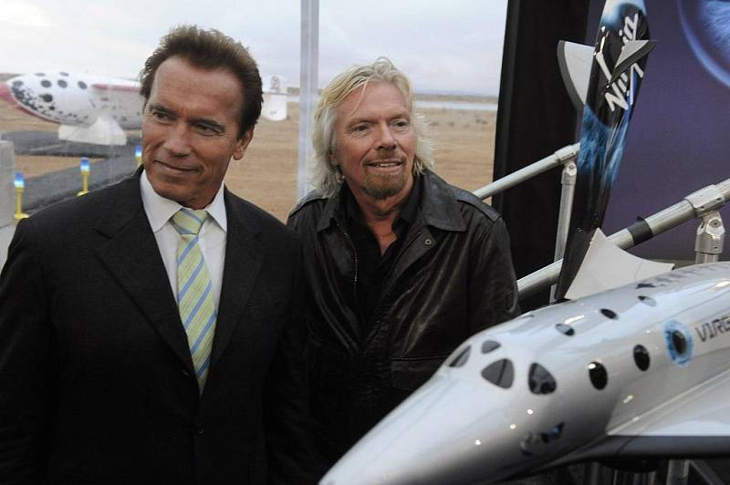 Richard Branson představil loď SpaceShipTwo, kterou by od roku 2011 mohli do vesmíru létat turisté