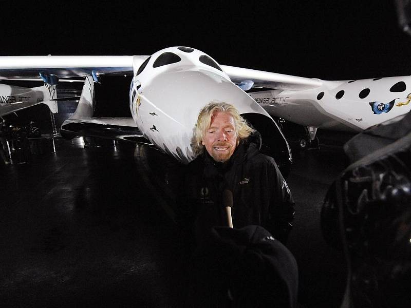 Richard Branson představil loď SpaceShipTwo, kterou by od roku 2011 mohli do vesmíru létat turisté