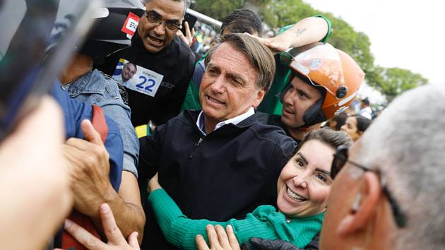 Brazilský prezident Jair Bolsonaro se vítá s příznivci v Sao Paulu 2. října 2022 před prezidentskými volbami.