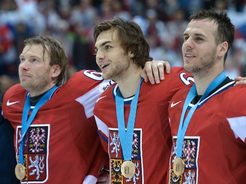 Čeští hokejisté (zleva) Petr Tenkrát, Michael Frolík a David Krejčí se radují z bronzových medailí na mistrovství světa.