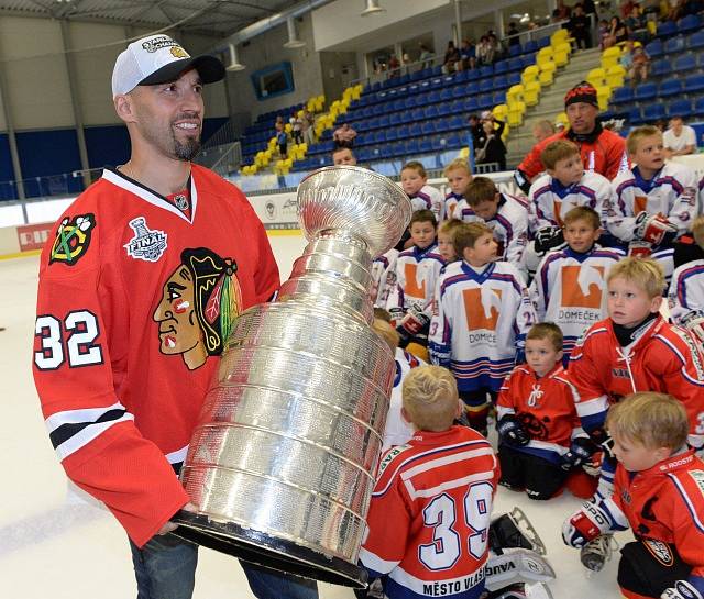 Obránce Chicaga Michal Rozsíval opět ukázal Vlašimi slavný Stanley Cup.