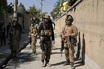 Bojovníci Tálibánu před školou, kde došlo k sebevražednému útoku v Kábulu 30. září 2022