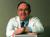 Ve Spojených státech zemřel ve věku 68 let Henry Edward Roberts, známý více jako Ed Roberts, tvůrce prvního komerčně úspěšného počítače na světě.