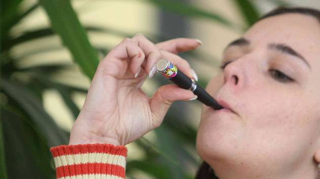 Zákaz kouření? E-cigaretu podle někoho zákon neřeší - Deník.cz