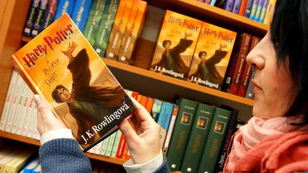 Knihy o Harry Potterovi jsou oblíbené i v Česku.