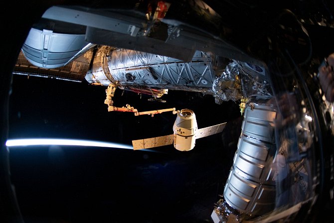 Zásobovací loď Dragon soukromé společnosti SpaceX připojená k Mezinárodní vesmírné stanici.