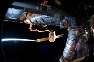 Zásobovací loď Dragon soukromé společnosti SpaceX připojená k Mezinárodní vesmírné stanici.