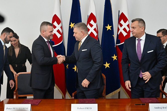 Podpis koaliční dohody zástupci stran Směr-sociální demokracie (Směr-SD), Hlas-sociální demokracie (Hlas-SD) a Slovenská národní strana (SNS), 16. října 2023, Bratislava, Slovensko