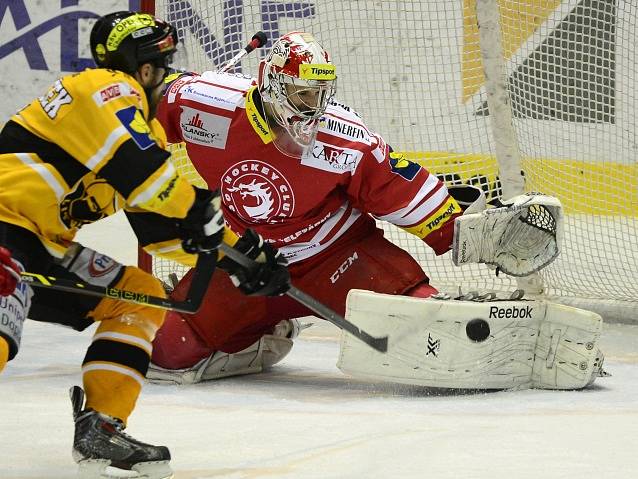 Šesté finále: Litvínov - Třinec a Michal Trávníček v šanci před Miroslavem Svobodou