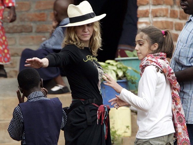 Zpěvačka Madonna navštívila v Malawi sirotčinec.