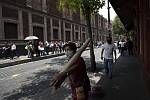 Lidé s rouškami na ulici mexické metropole, 30. července 2020.