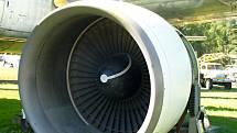MOTOR Z JUMBA. Proudový motor z Boeingu 747, neboli Jumba, je vystavený ve speciálním oddělení. Zájemci se u něj mohou vyfotit, aby porovnali jeho velikost s člověkem