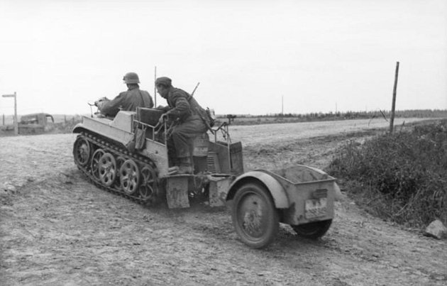 Kettenkrad s vojáky Wehrmachtu a připojeným přívěsným vozíkem na východní frontě.