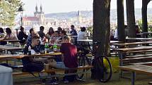 Lidé popíjející a sedící na zahrádce na pražské Letné 10. května.