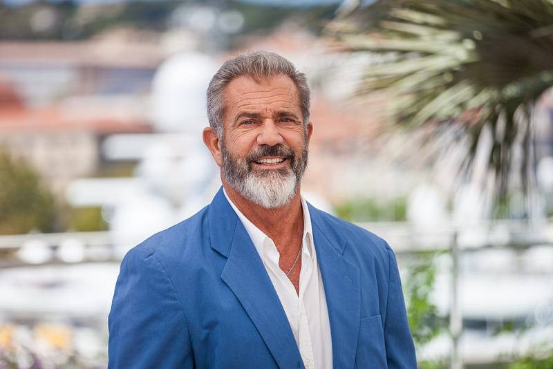 Mel Gibson se přes různé skandály vrátil na výsluní. Dopomohlo mu k tomu i ocenění z karlovarského filmového festivalu v roce 2014.