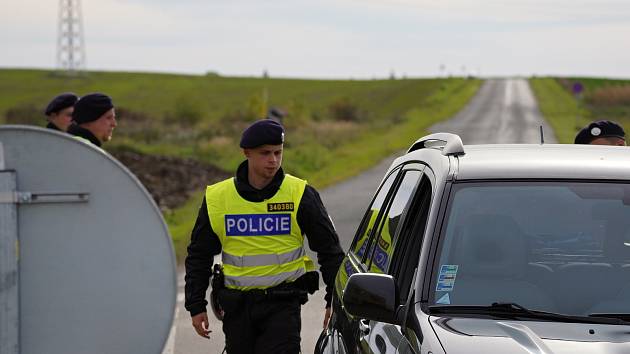 Obnovené kontroly na hranicích se Slovenskem, 5. října 2022. Policisté prohlížejí osobní a nákladní auta kvůli nelegálním migrantům. Ilustrační foto.