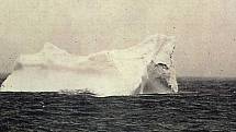 Jeden z ledovců považovaný za příčinu zkázy Titaniku, vyfocený kapitánem lodi Etonian W. F. Woodem 15. dubna 1912