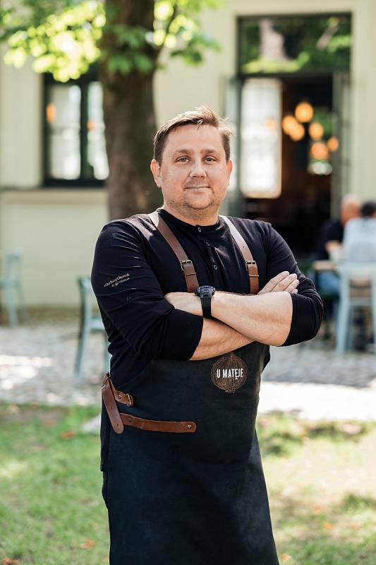 Obdivovatel rakouské gastronomie, Jan Punčochář, připravuje ve svém podniku U Matěje vepřový řízek pečený na sádle.
