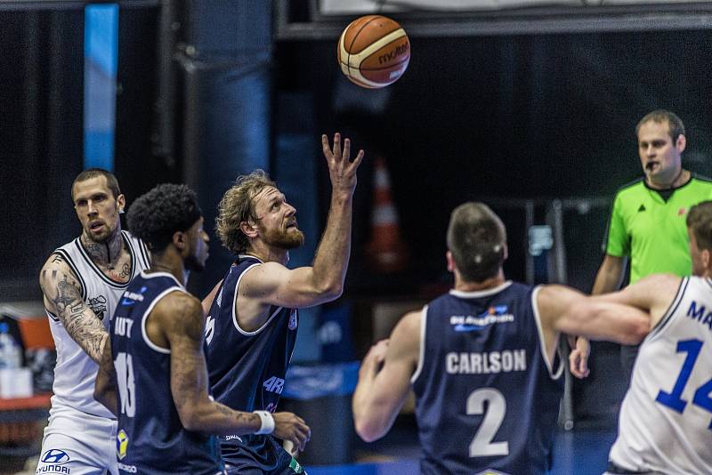 Momentka z utkání basketbalové Kooperativa NBL mezi USK Praha a Děčínem.