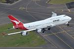 Letadlo společnosti Qantas při vzletu v Sydney v roce 1989. Tehdy při reklamním letu zamířilo do Londýna. Vytvoření přímé linky mezi těmito městy je dlouhodobým snem společnosti, byla by to nejdelší přímá letecká linka na světě.