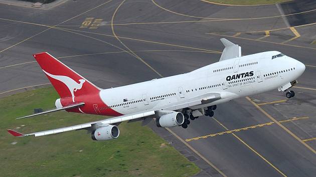 Letadlo společnosti Qantas při vzletu v Sydney v roce 1989. Tehdy při reklamním letu zamířilo do Londýna. Vytvoření přímé linky mezi těmito městy je dlouhodobým snem společnosti, byla by to nejdelší přímá letecká linka na světě.