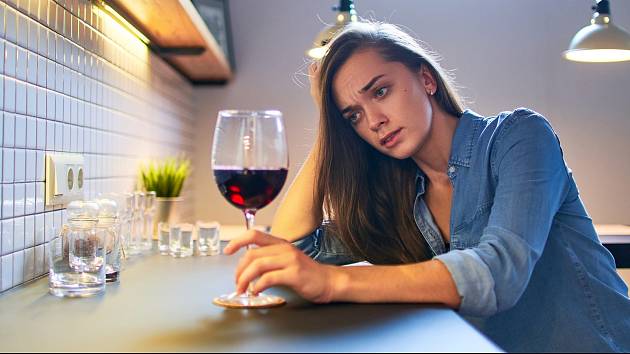 Zatímco muži popíjejí častěji pivo, u žen je preferovaným nápojem právě víno