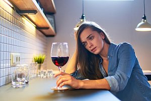 Zatímco muži popíjejí častěji pivo, u žen je preferovaným nápojem právě víno