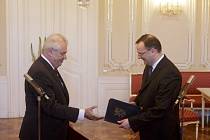 Premiér Petr Nečas předal prezidentovi Miloši Zemanovi 17. června v Praze demisi vlády.