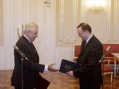 Premiér Petr Nečas předal prezidentovi Miloši Zemanovi 17. června v Praze demisi vlády.
