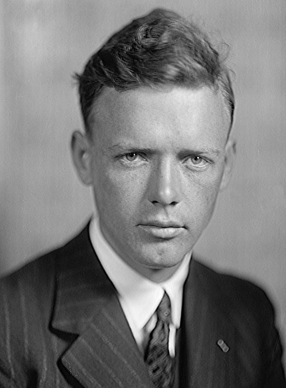 Slavný letec Charles Lindbergh. Jeho prvorozený syn Charlie byl jako batole unesen a zavražděn. Některé konspirační teorie tvrdí, že Lindbergh syna omylem zabil sám a únos si jen vymyslel.