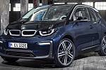 BMW i3 lze nabíjet jak střídavým, tak stejnosměrným proudem. Ovšem stejnosměrným pouze 50kW nabíječkou. 42,2kWh akumulátoru trvá nabití nejslabší jednofázovou nabíječkou 19,5 hodiny, nejrychlejší 50kW se stejnosměrným proudem to zvládne za 40 min (z 80 %)