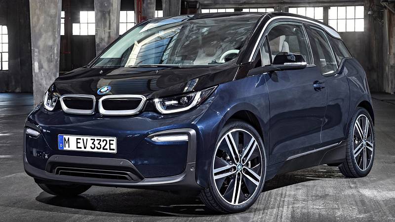 BMW i3 lze nabíjet jak střídavým, tak stejnosměrným proudem. Ovšem stejnosměrným pouze 50kW nabíječkou. 42,2kWh akumulátoru trvá nabití nejslabší jednofázovou nabíječkou 19,5 hodiny, nejrychlejší 50kW se stejnosměrným proudem to zvládne za 40 min (z 80 %)