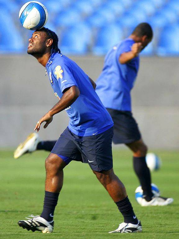 Vagner Love si hrajhe s míčem při tréninku na stadionu Maracaná.