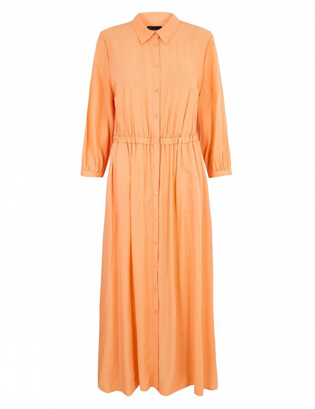 Splývavé jednobarevné šaty s řasením v pase a tříčtvrte ním rukávem si můžete obléct i na letní slavnost. Marks & Spencer.