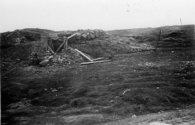Jeden z bunkrů, který si německá pěchota vykopala při obklíčení v Cholmské kapse. Podle dobové nacistické propagandy v nich "tři měsíce vzdorovala nepříteli, který ji početně značně převyšoval"