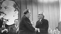 Leonid Brežněv a Erich Honecker při Brežněvově návštěvě Východního Berlína.