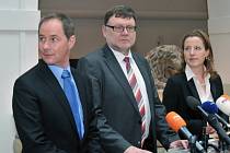 Zprava místopředsedkyně vlády Karolína Peake, Zbyněk Stanjura a Petr Gazdík 20. listopadu v Poslanecké sněmovně v Praze na tiskové konferenci po jednání koaličních lídrů. 
