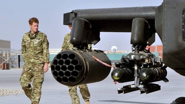 Britský princ Harry u bojového vrtulníku Apache