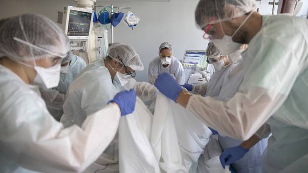 Zdravotníci ošetřují pacienta s koronavirem v nemocnici ve Štrasburku