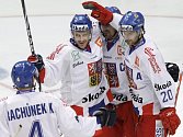 Čeští hokejisté (zleva) Karel Rachůnek, Jan Marek, Tomáš Rolinek a Jakub Klepiš (vpravo) se radují z gólu proti Švédsku.