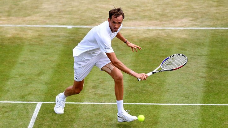 Ruský tenista Daniil Medveděv je jedním z hráčů, kteří si letošní Wimbledon nezahrají.