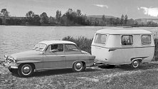 Přívěs Dingo táhne automobil Škoda Octavia. Jejich cena byla v 60. letech téměř shodná