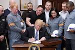 Donald Trump při podpisu nařízení o clech na dovoz hliníku a oceli. Z podpisu udělal ceremoniál.