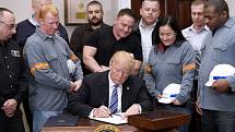 Donald Trump při podpisu nařízení o clech na dovoz hliníku a oceli. Z podpisu udělal ceremoniál.