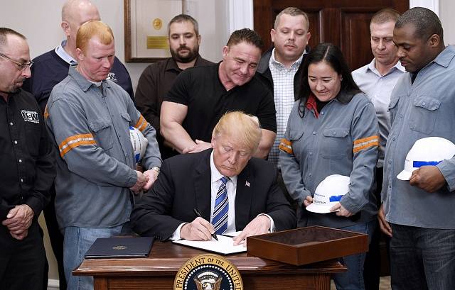 Donald Trump při podpisu nařízení o clech na dovoz hliníku a oceli. Z podpisu udělal ceremoniál.