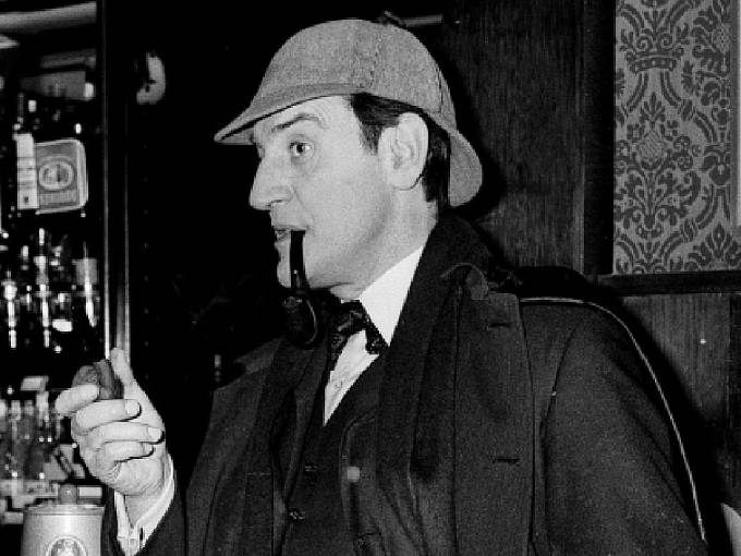 Ve věku 96 let zemřel britský herec Douglas Wilmer, kterého snad nejvíce proslavila hlavní role v televizním seriálu o příbězích legendárního detektiva Sherlocka Holmese v 60. letech.