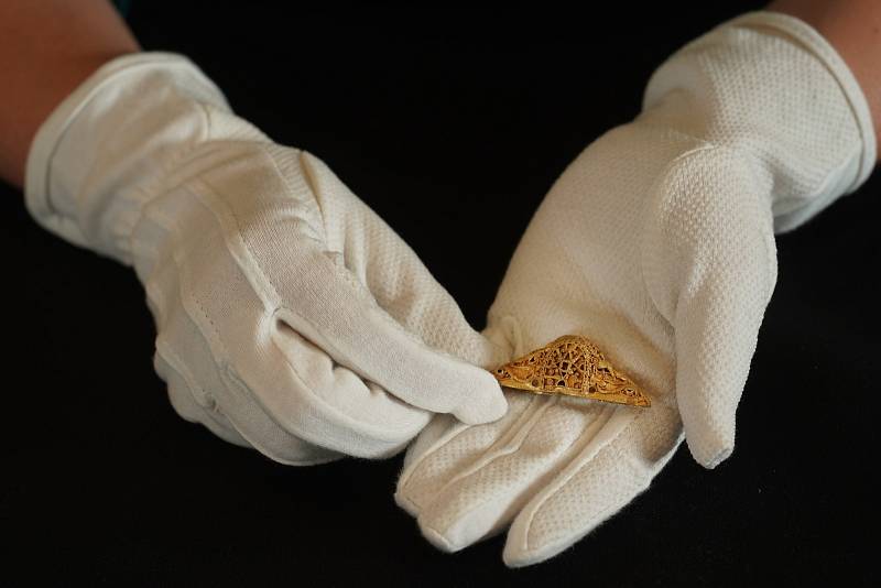 Skotské národní muzeum nově vystavuje velmi vzácný nález - zlatou hlavici meče z období raného středověku. Mohla patřit i královské rodině.