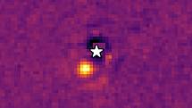 Snímek exoplanety HIP 65426 b z kamery NIRCam na vlnové délce 3,0 mikrometry.