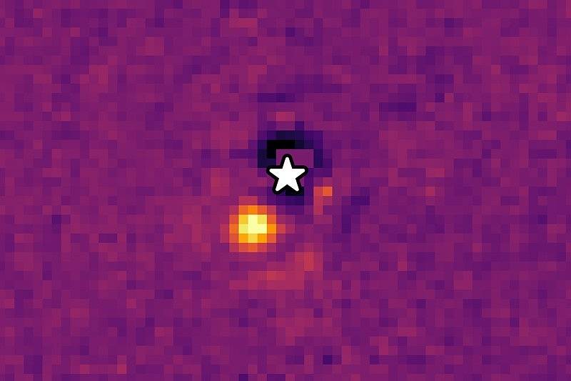 Snímek exoplanety HIP 65426 b z kamery NIRCam na vlnové délce 3,0 mikrometry.